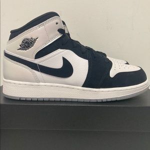 Air jordan 1 mid diamond 💎 gradeschool/ womens shoes